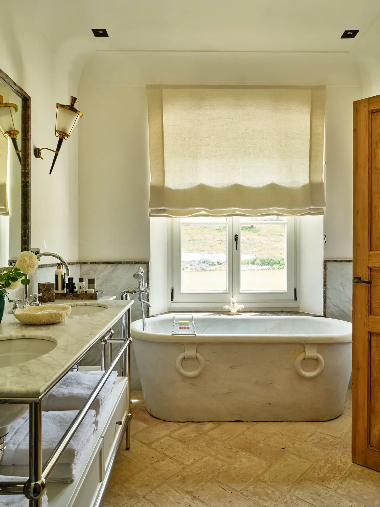 bañera exenta y cortinas ventana