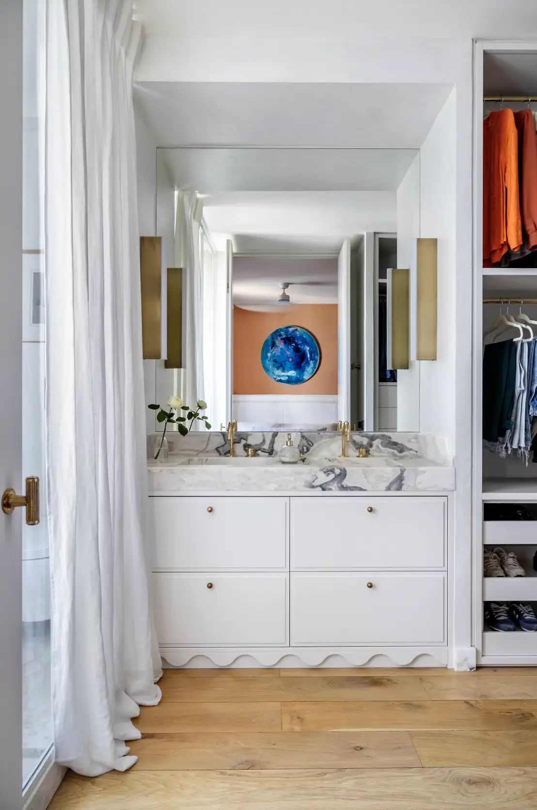 baño con ducha, lavabo y vestidor