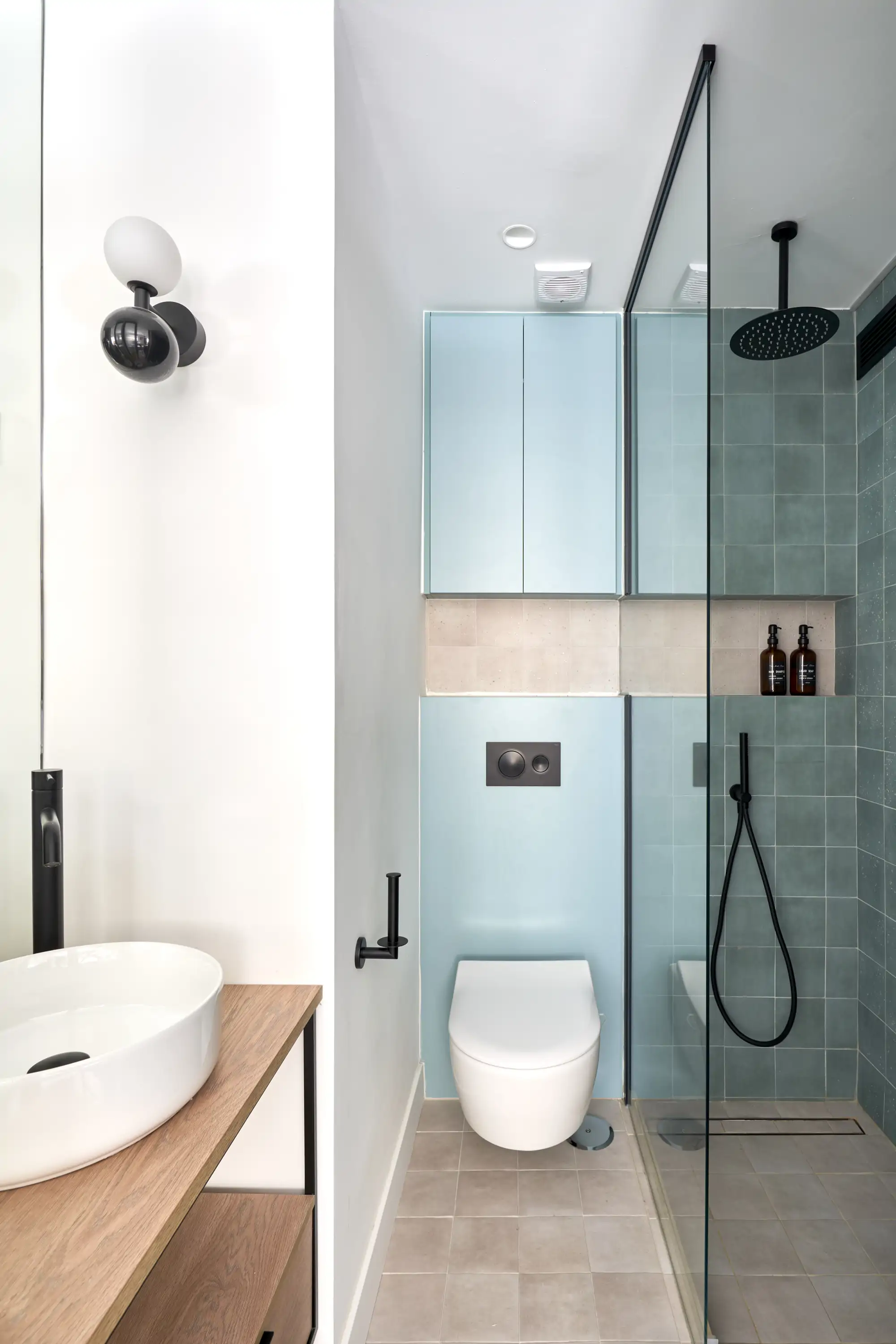 un baño pequeño con ducha con mampara fija