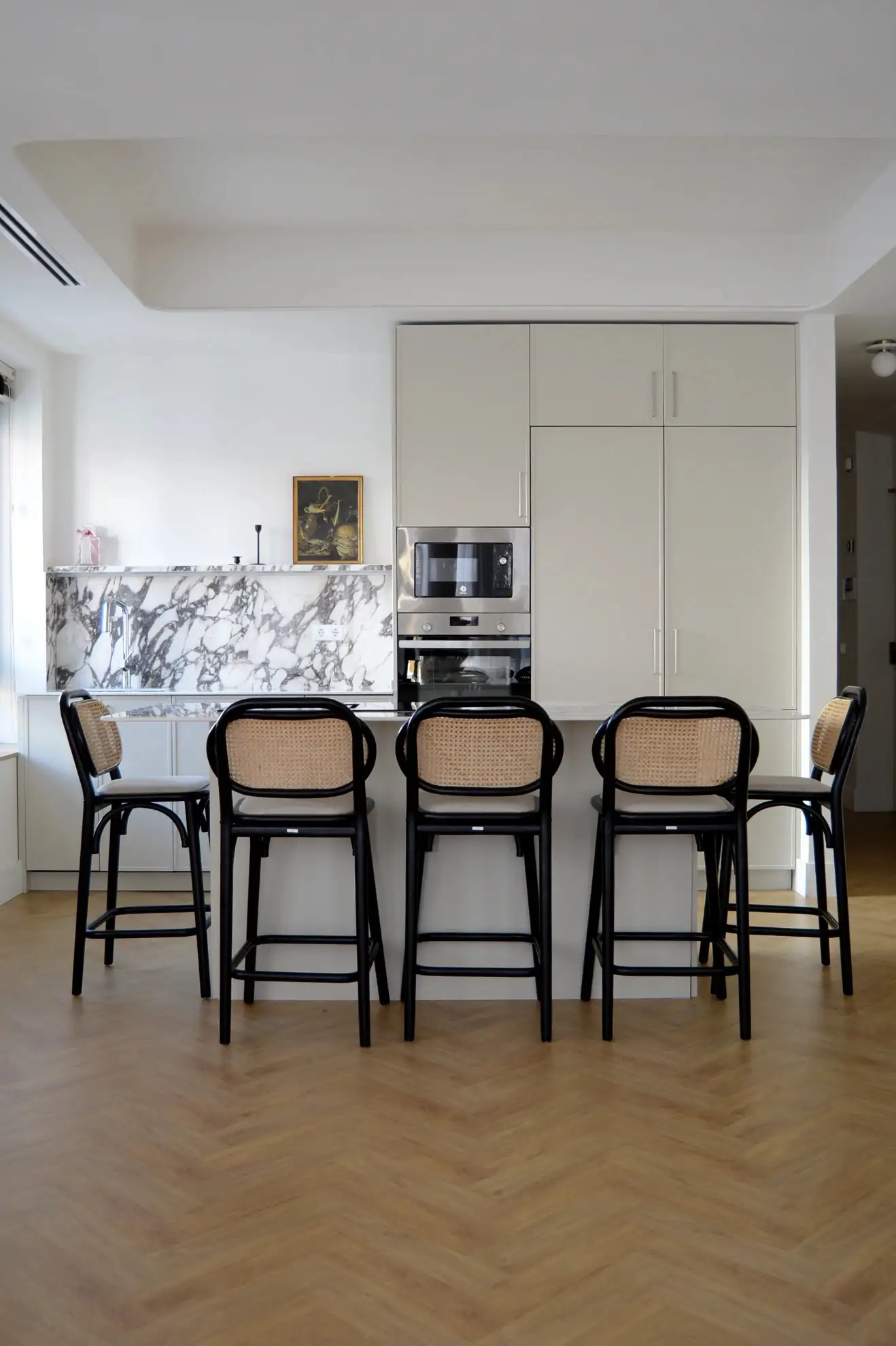 cocina blanca con isla Carmen Vontrueba