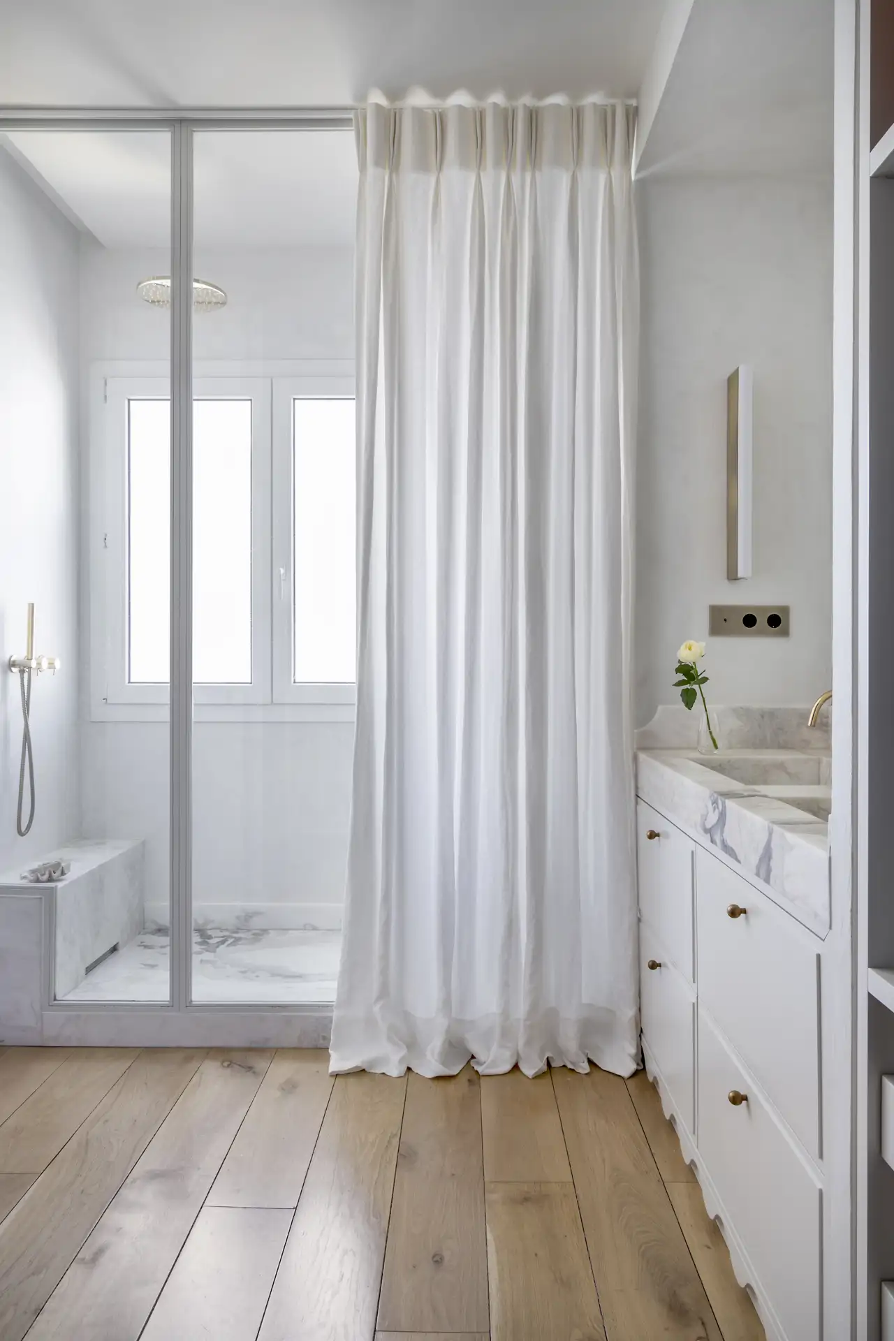 ducha de baño con mampara y cortina decorativa