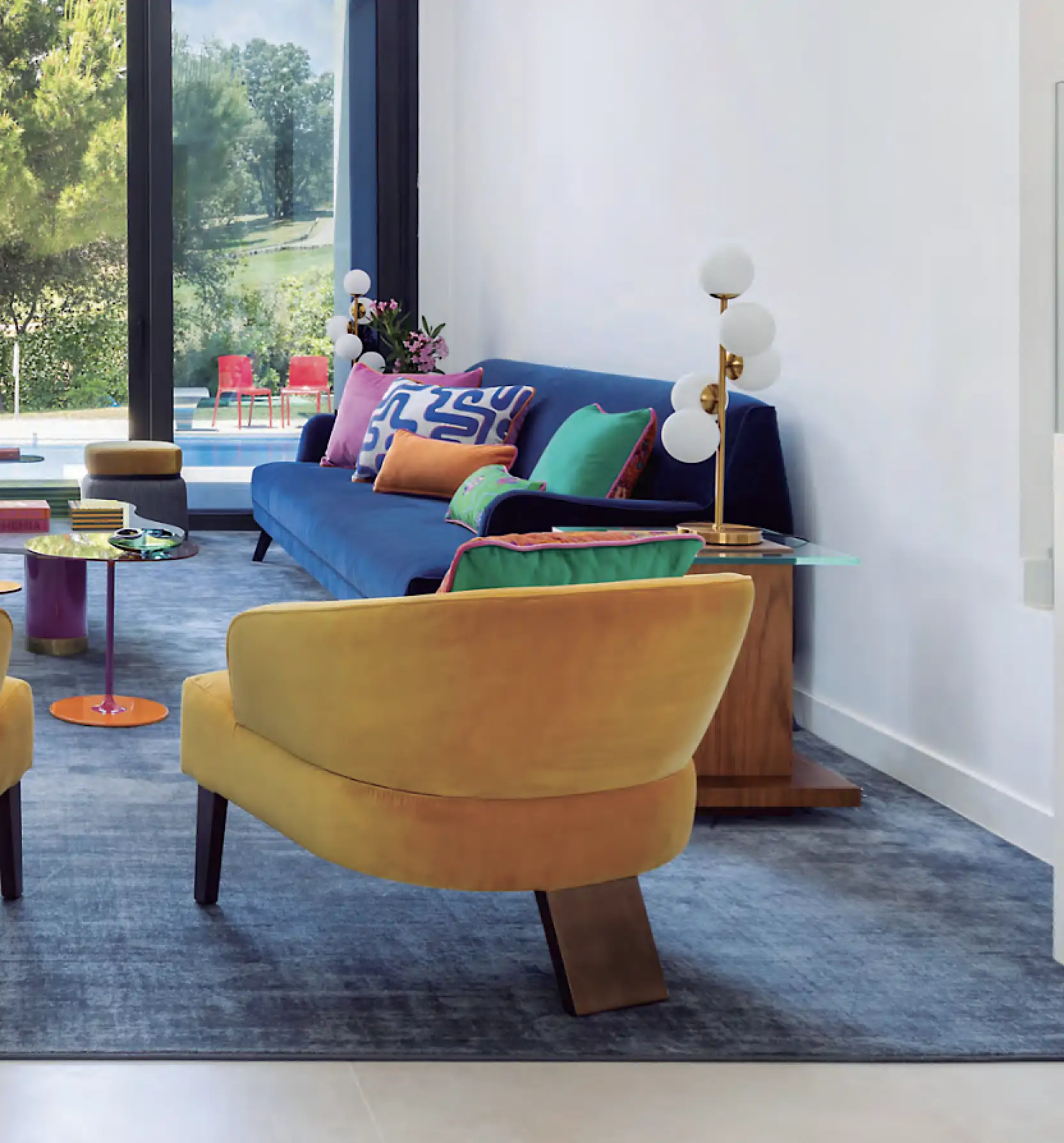 salón con sofá de tapicerías de colores