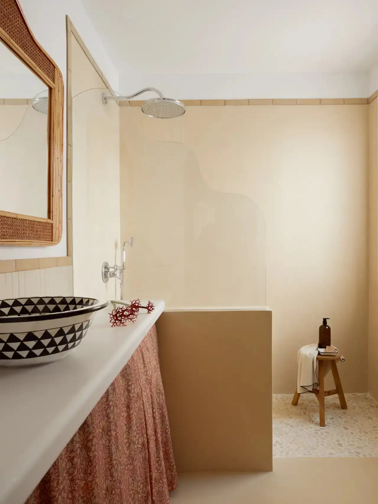 un baño pequeño rústico