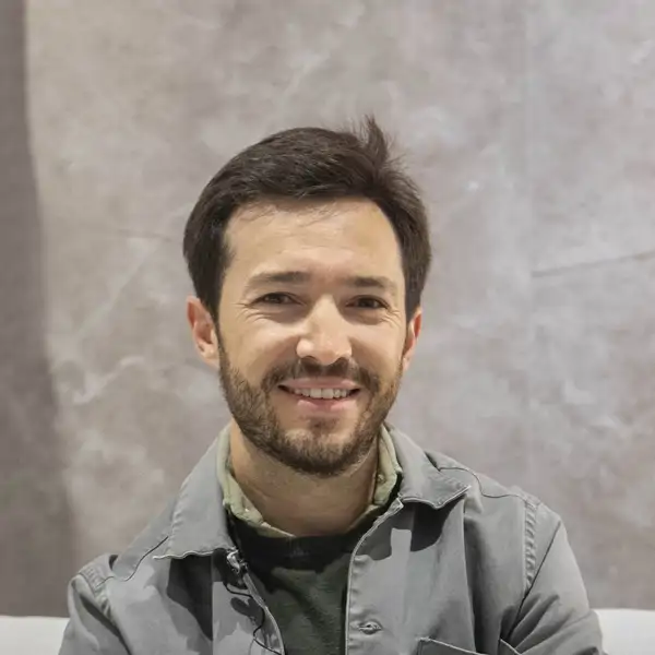 Máximo Caballero, arquitecto: "Si tuviera que reformar mi baño, dejaría un hueco debajo del váter y el bidé"