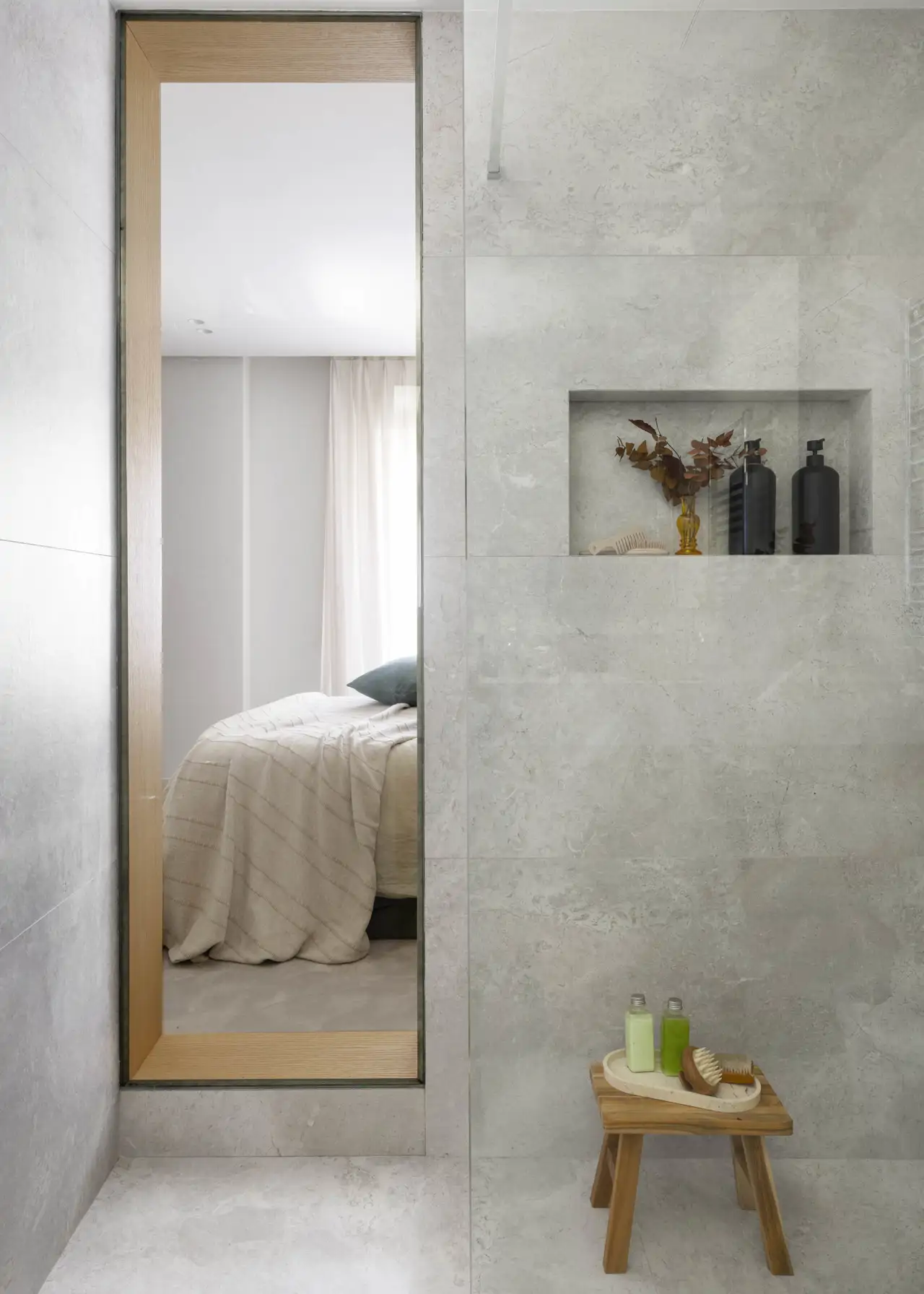Baño gris con ventanal