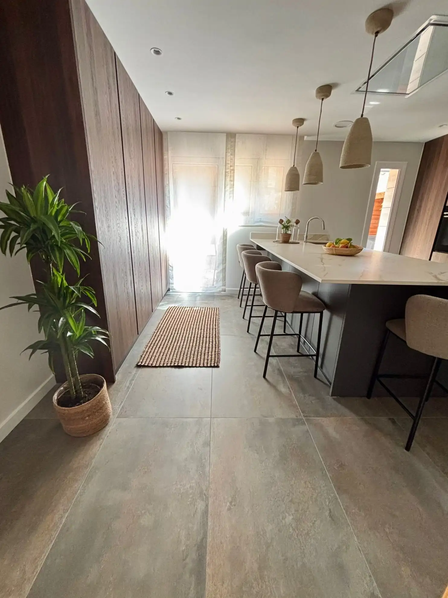 Cocina con armarios de madera oscura