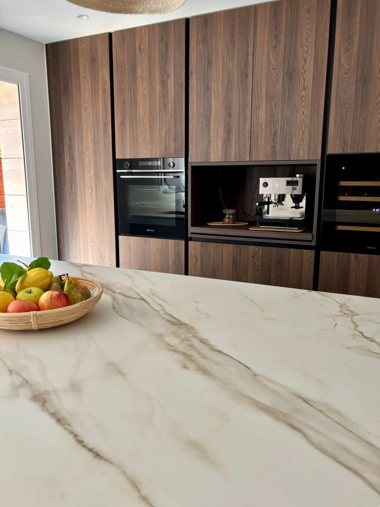 Cocina con electrodomésticos integrados y desayunador