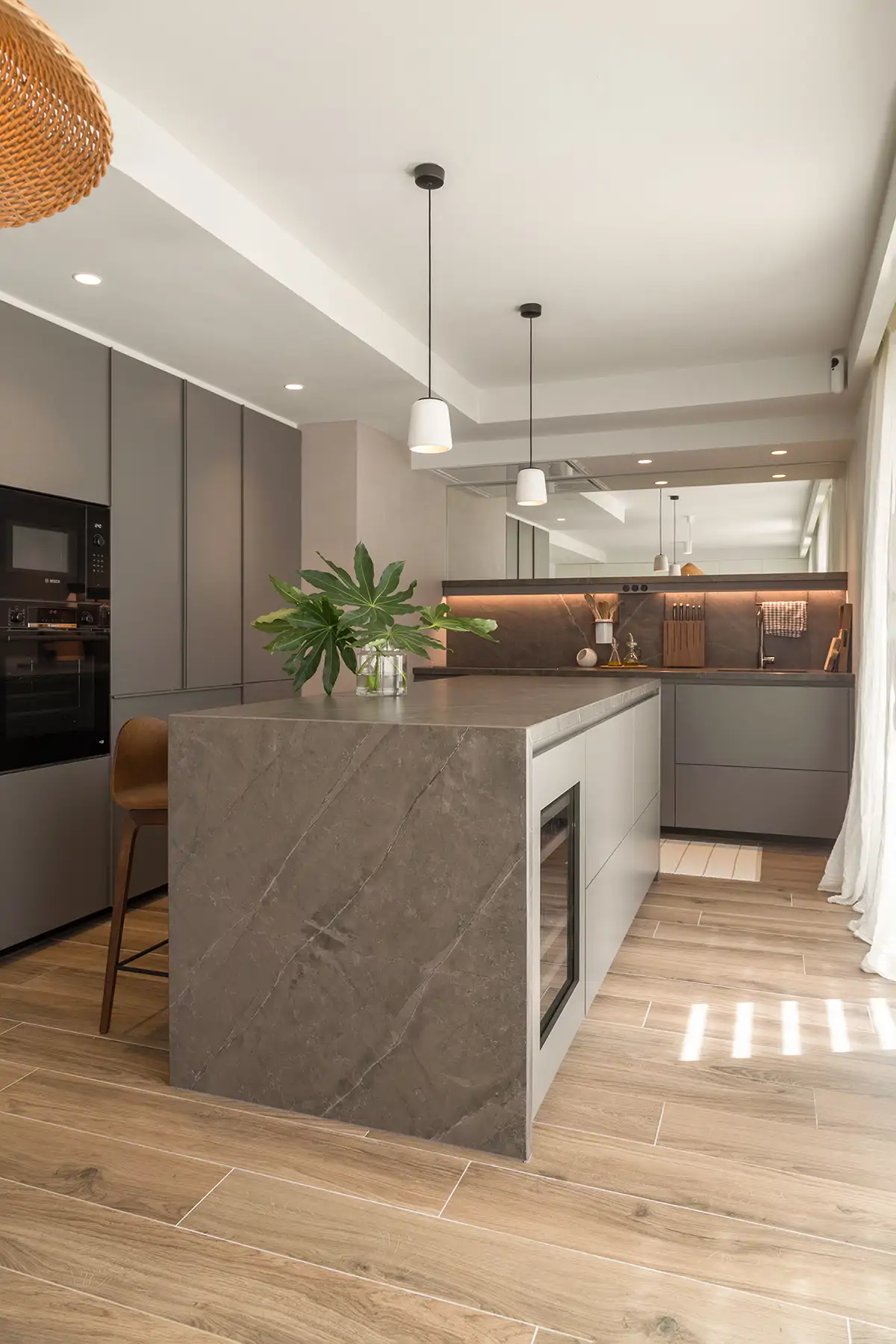 cocina con isla central color gris y espejos