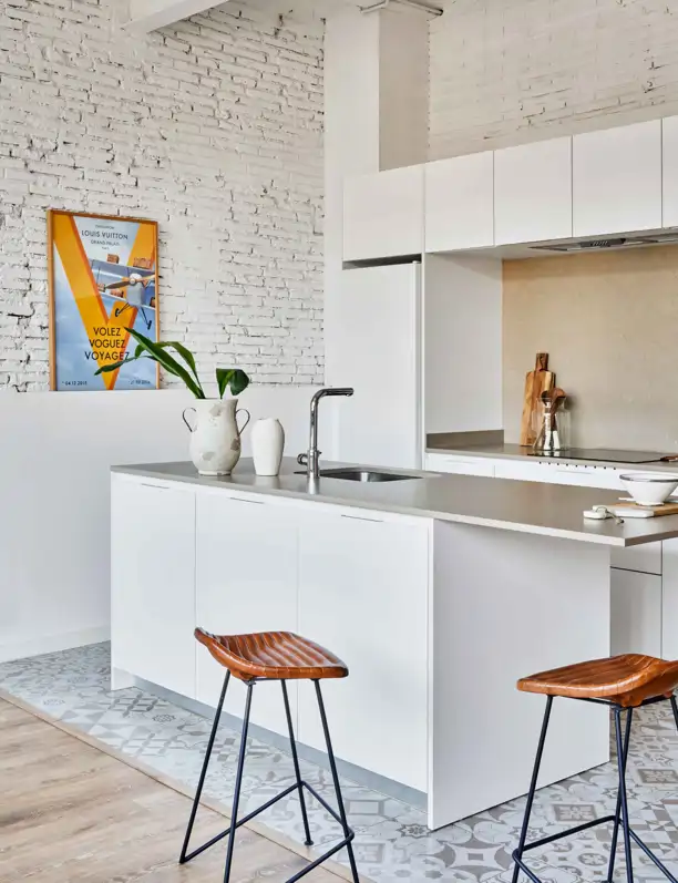 15 ideas de suelos para cocinas blancas: resistentes, limpios y con estilo