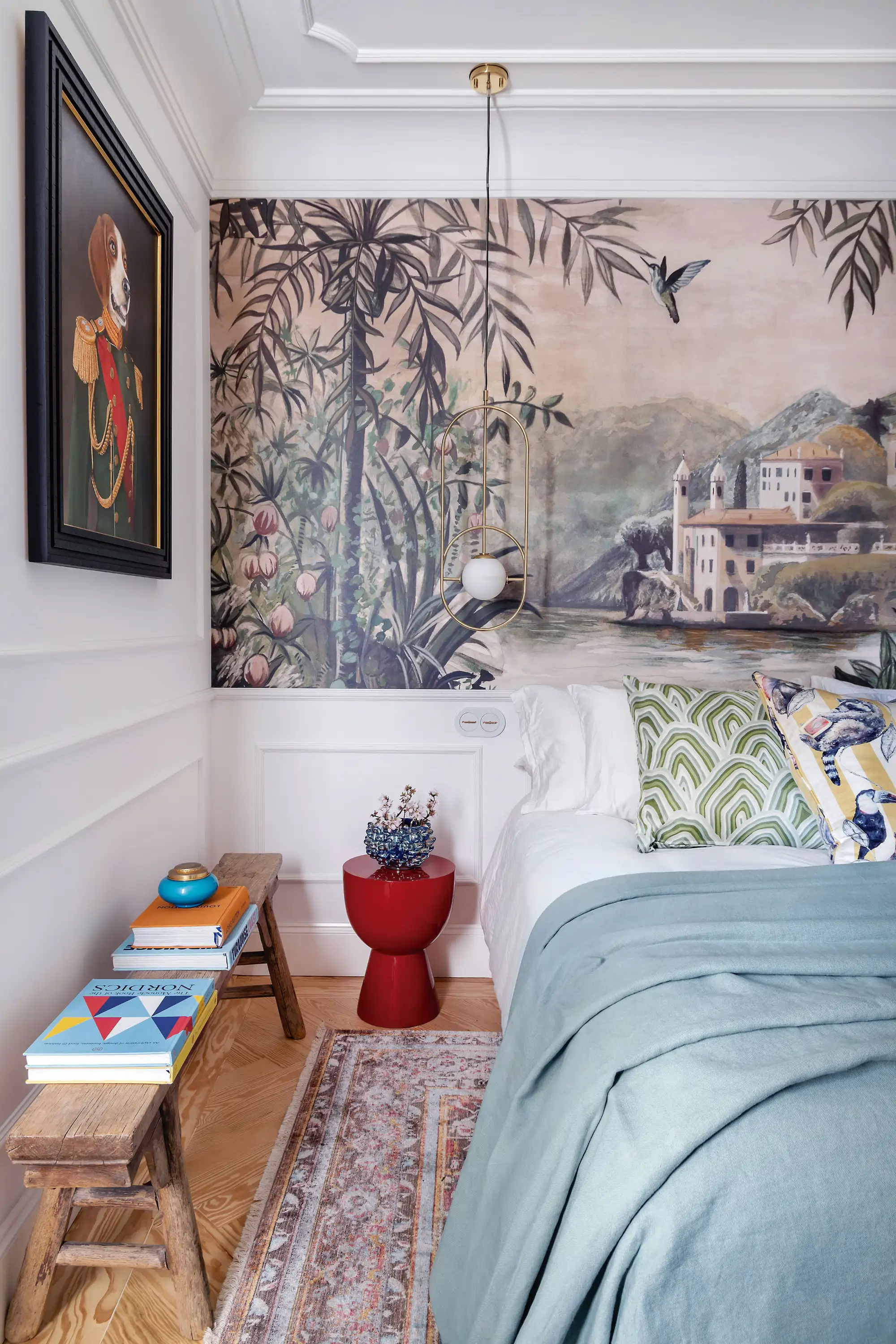 Dormitorio con molduras y pared del cabecero con papel pintado