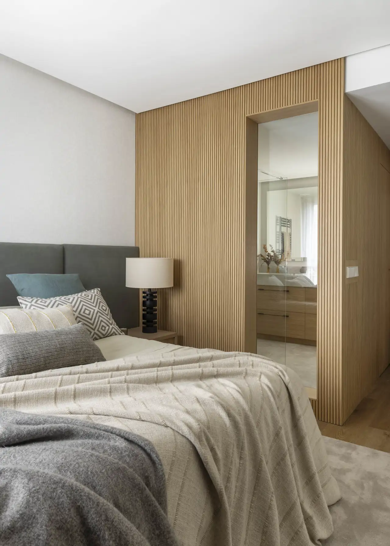 Habitación de matrimonio con baño en suite de madera