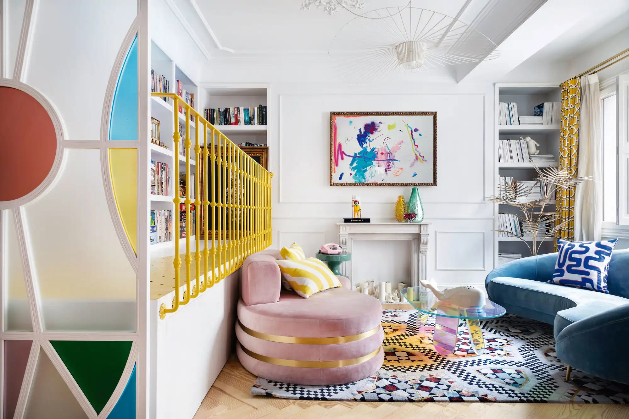 Salón lleno de color con molduras y librerías
