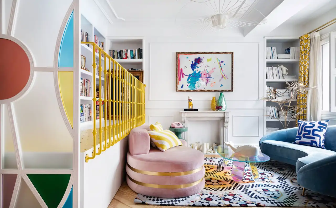 Salón lleno de color con molduras y librerías