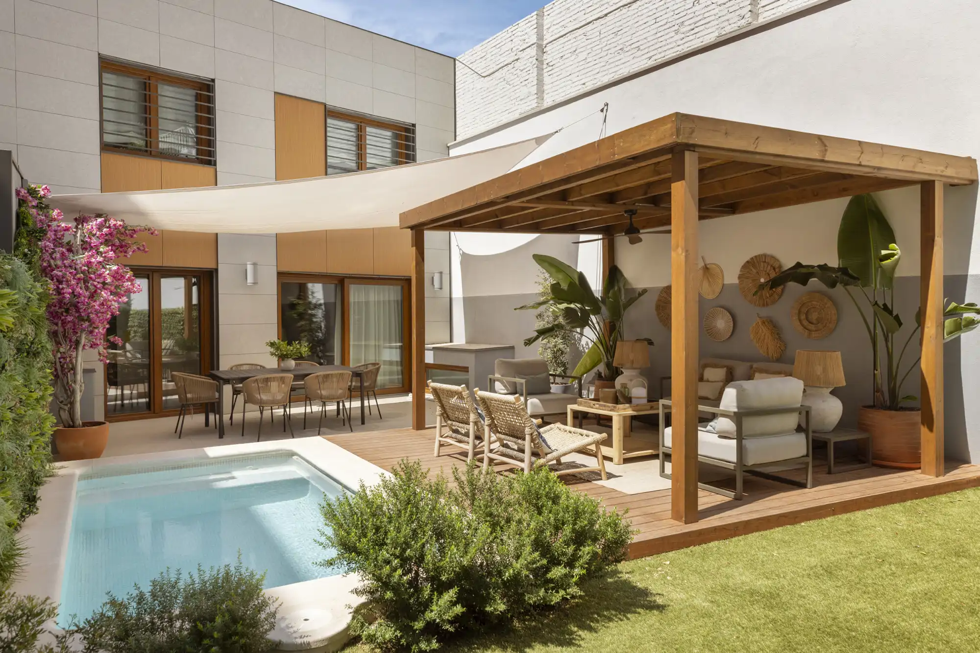 exteriores casa con piscina, comedor y salon