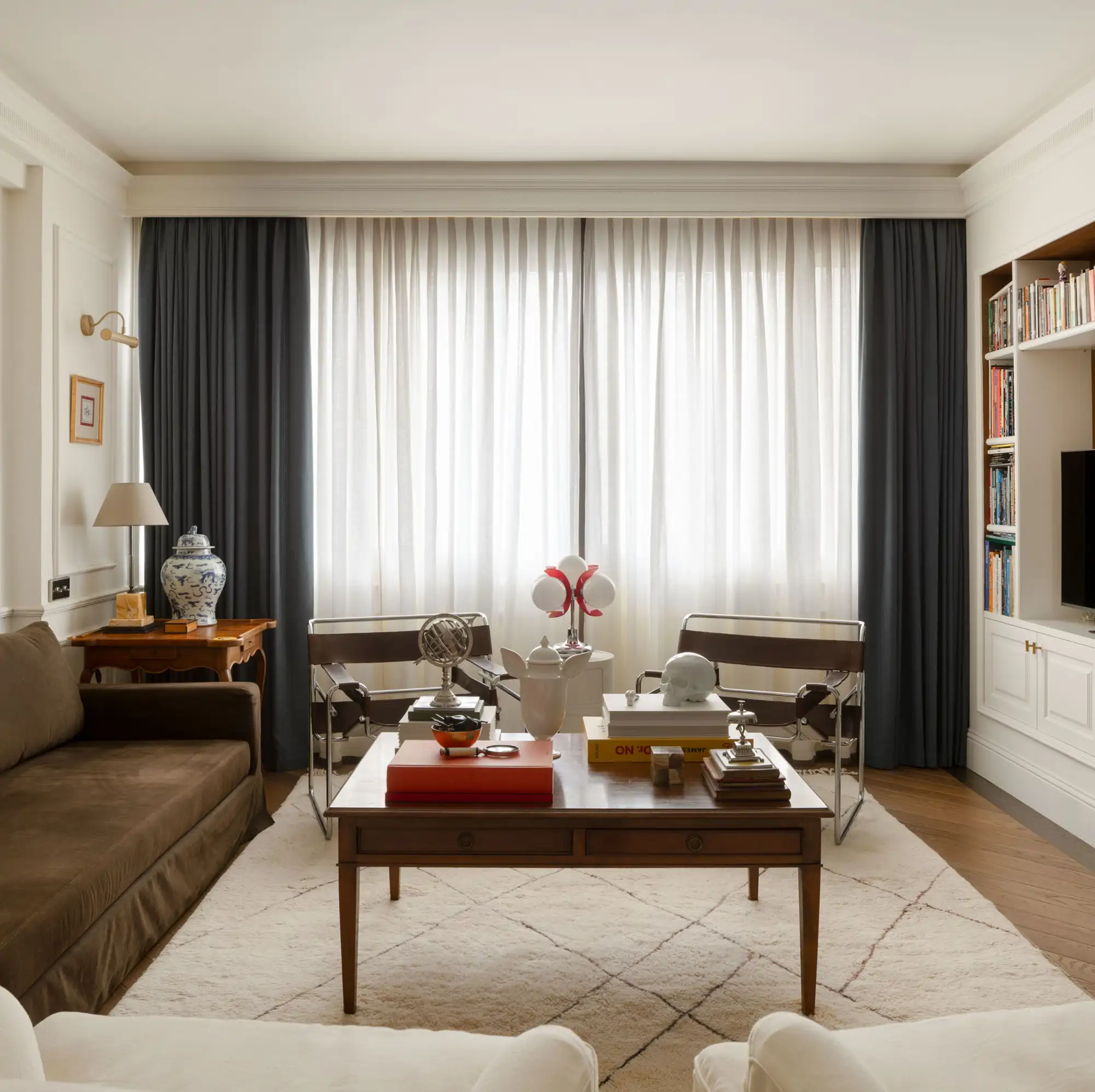 salon clasico con muebles de diseño y carpinteria blanca