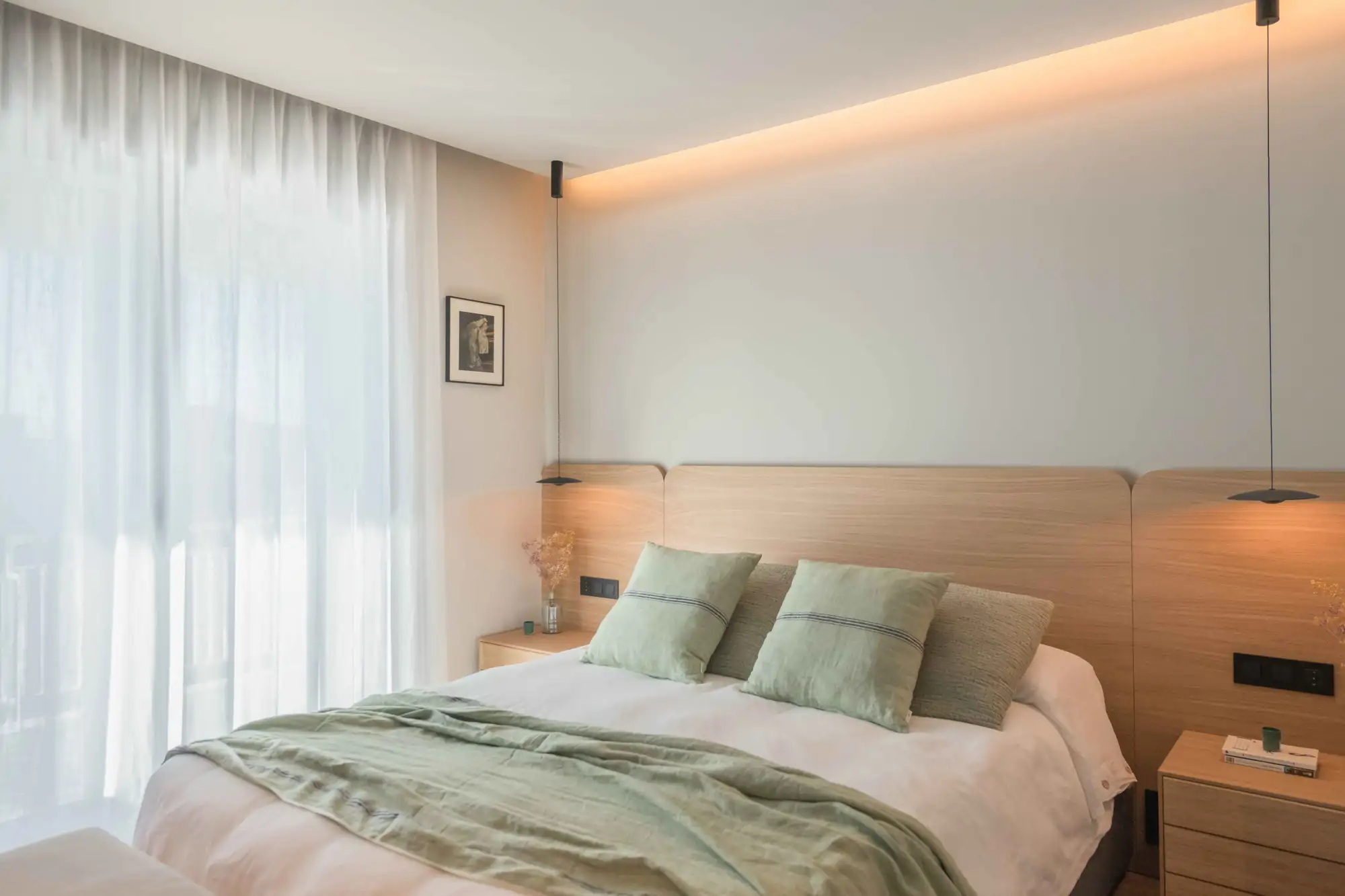 Este dormitorio de estilo nórdico se abre al baño 