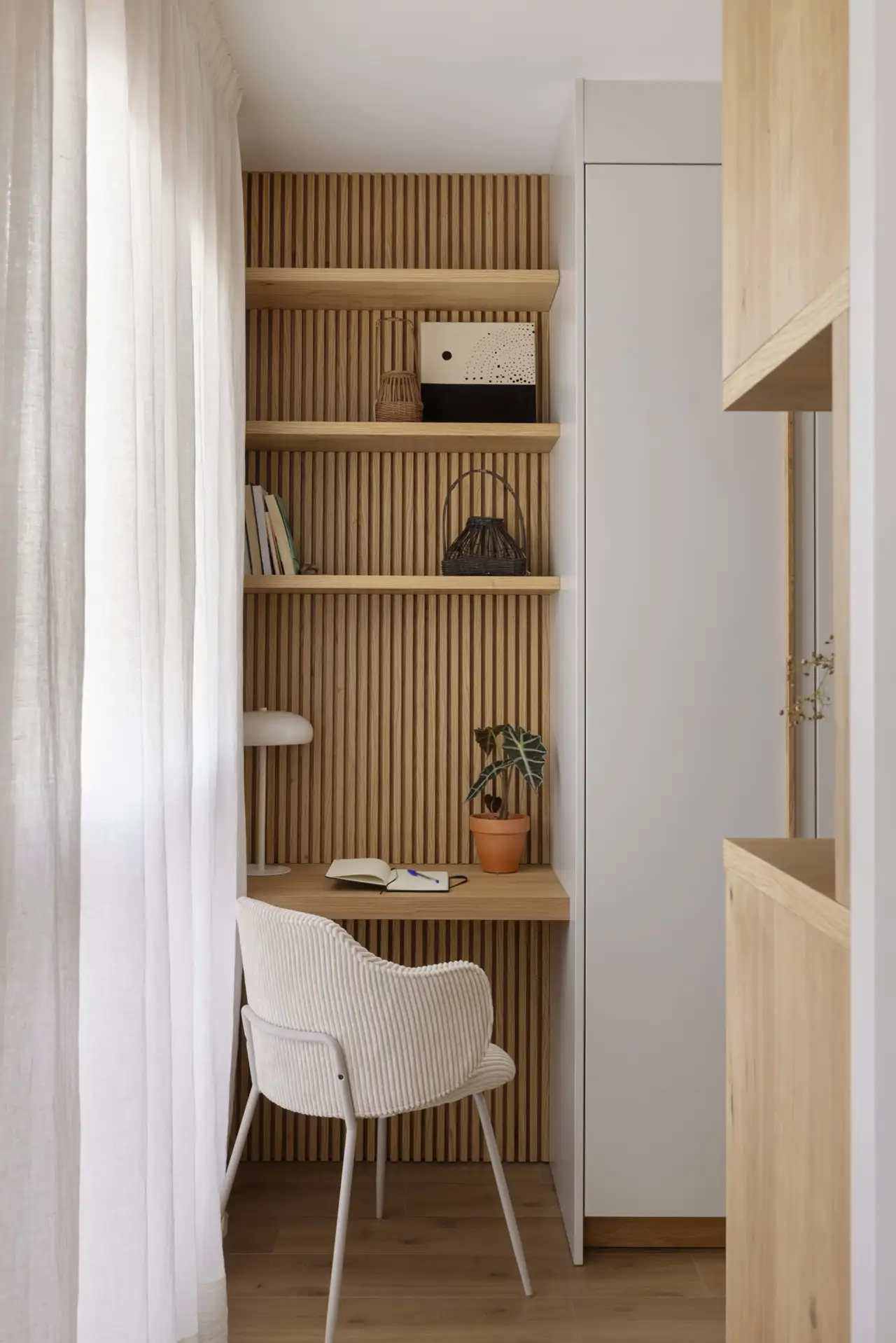 escritorio con pared de palilleria