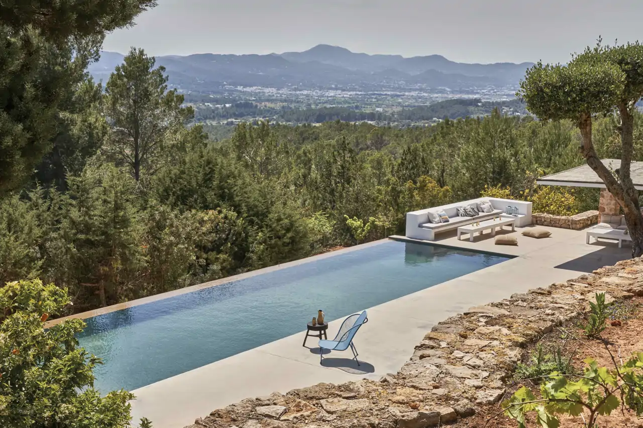 Piscina desbordante casa ibiza piedra