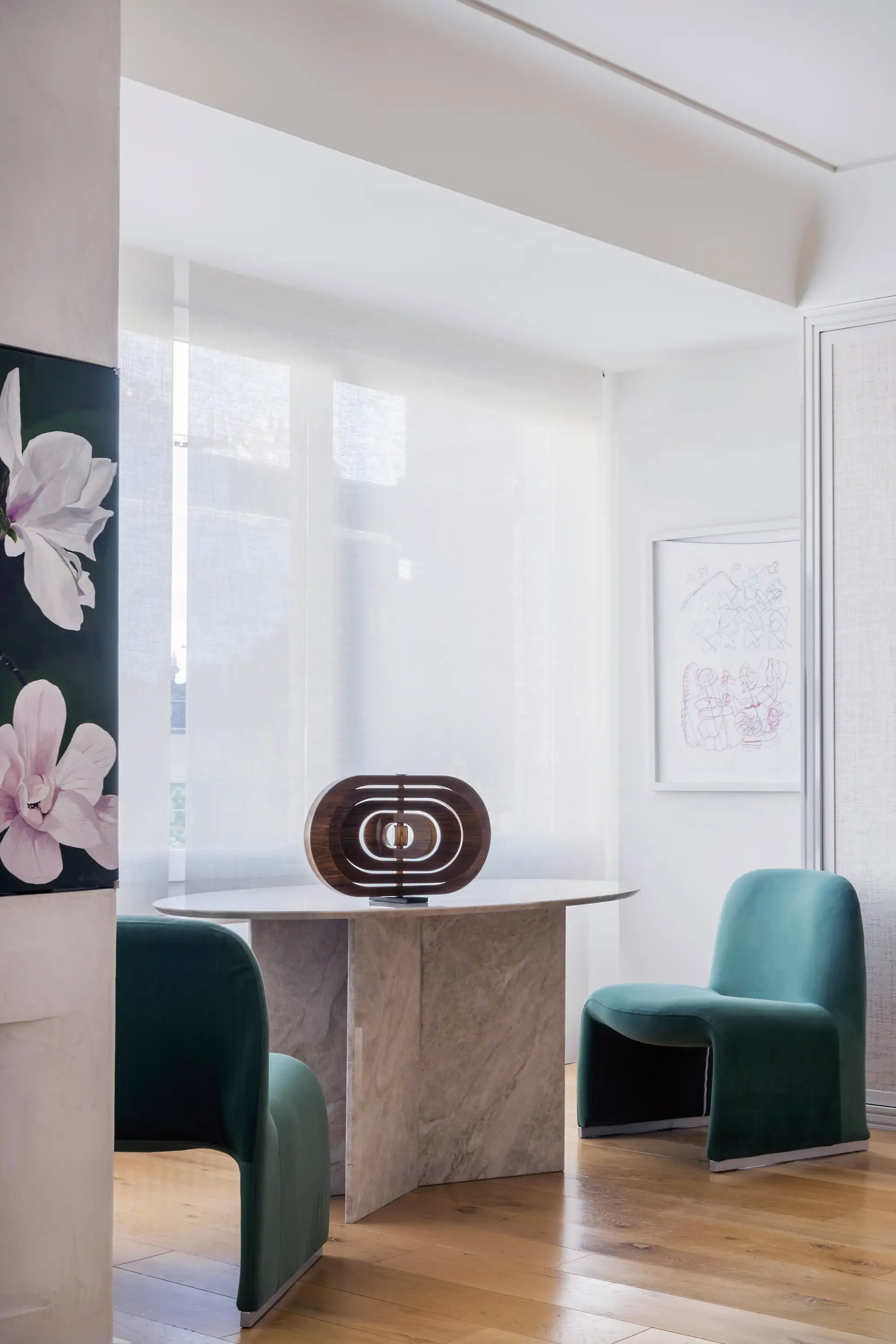 salón mesa cortinas butaca