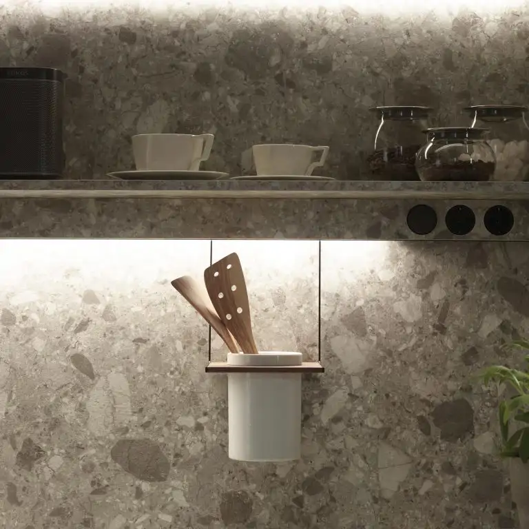 Salpicadero cocina y estante con tazas
