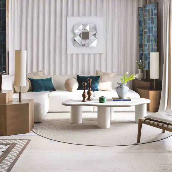 Si buscas ideas para decorar, mira este estiloso y sofisticado piso de Málaga que combina el blanco y la madera como ninguno