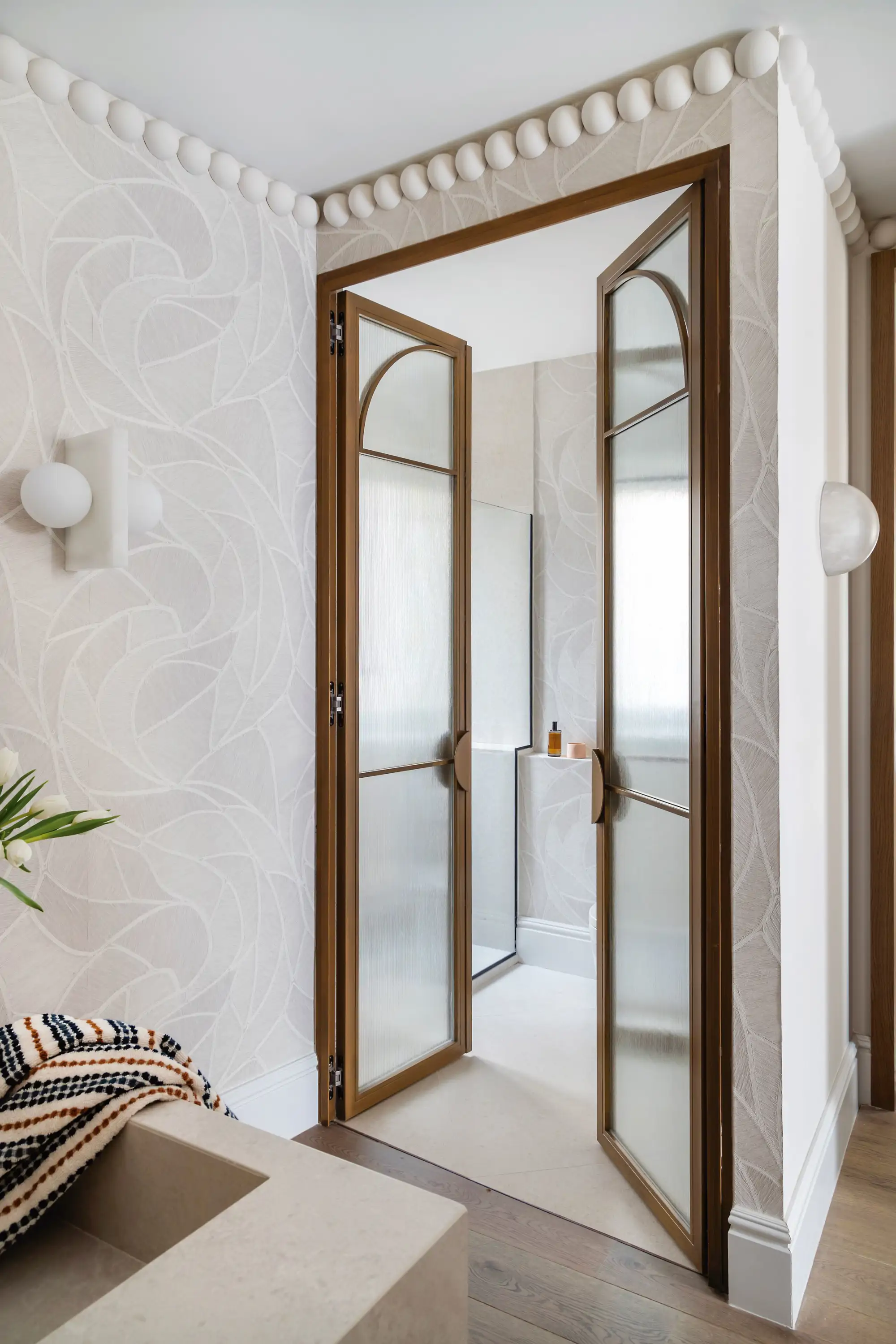 Baño con puertas clásicas