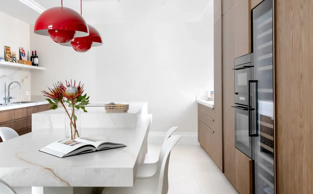 cocina lámparas rojas con isla