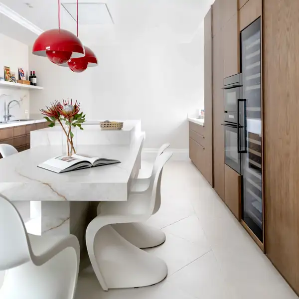 Una pareja de recién casados se enamoró de esta elegante vivienda de base clásica y decoración moderna de Madrid