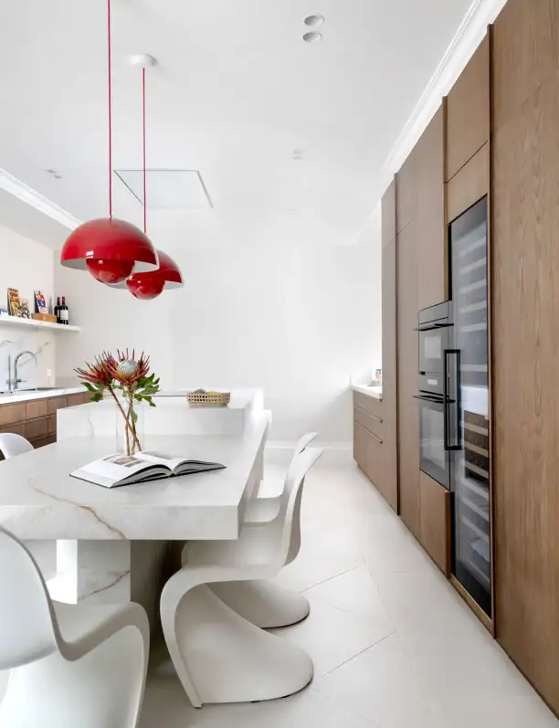 Una pareja de recién casados se enamoró de esta elegante vivienda de base clásica y decoración moderna de Madrid