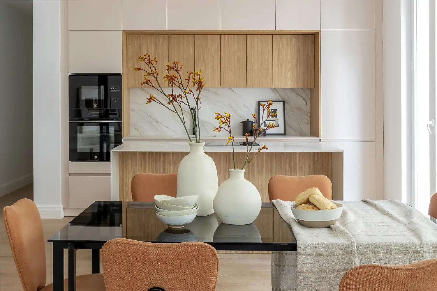 Cocina abierta y comedor con flores