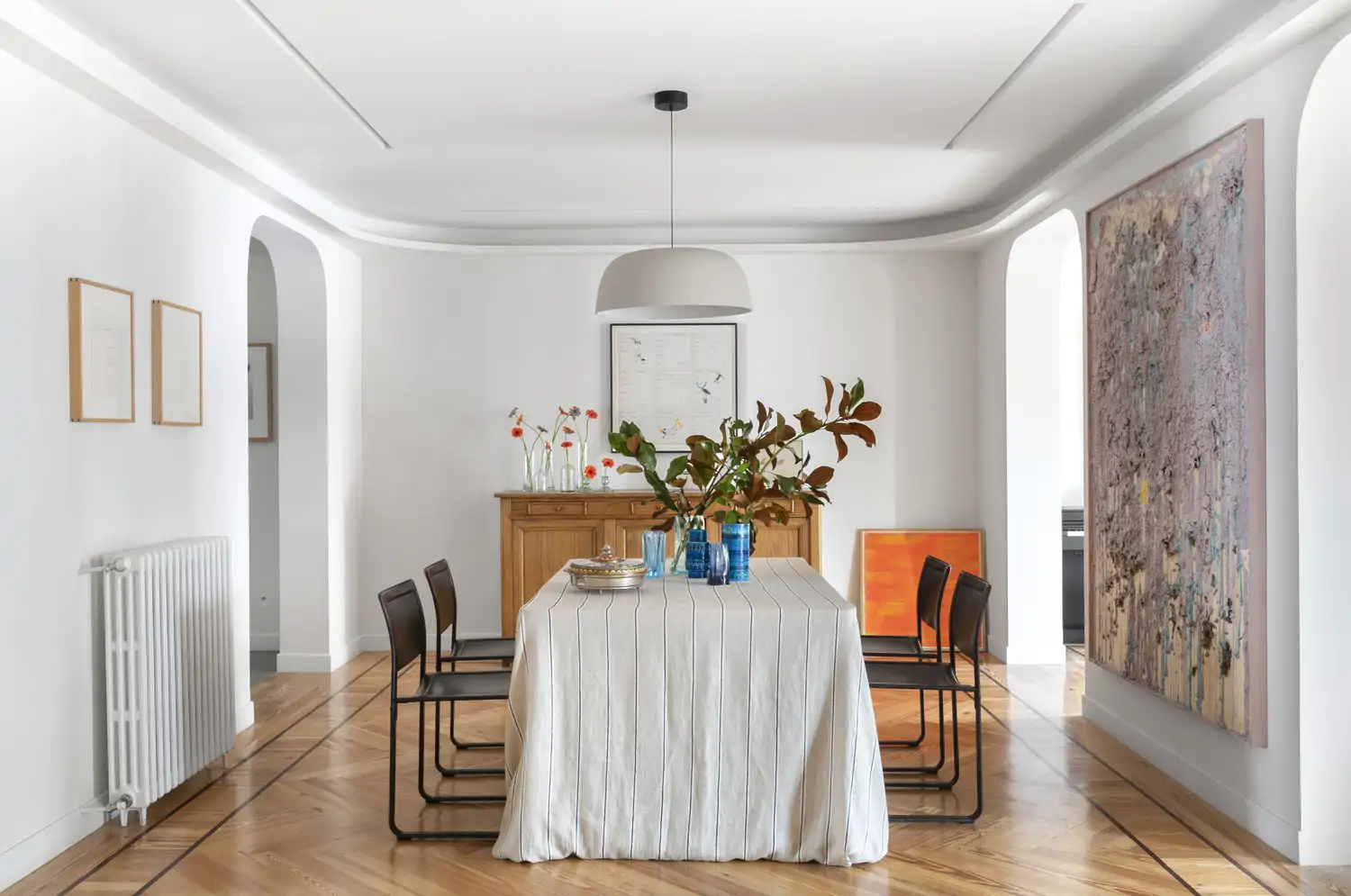 Comedor con plantas y cuadro
