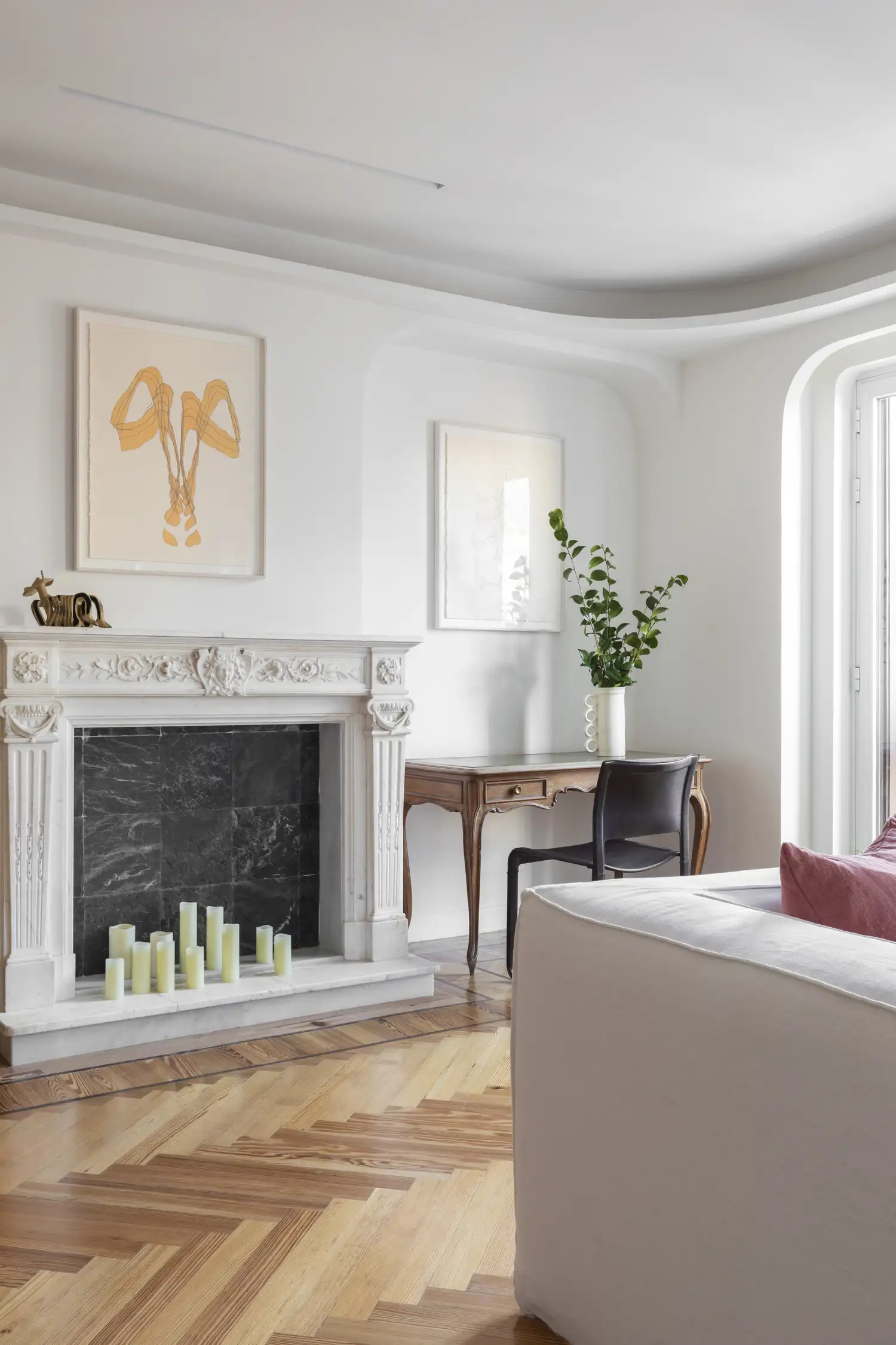 salón blanco con chimenea