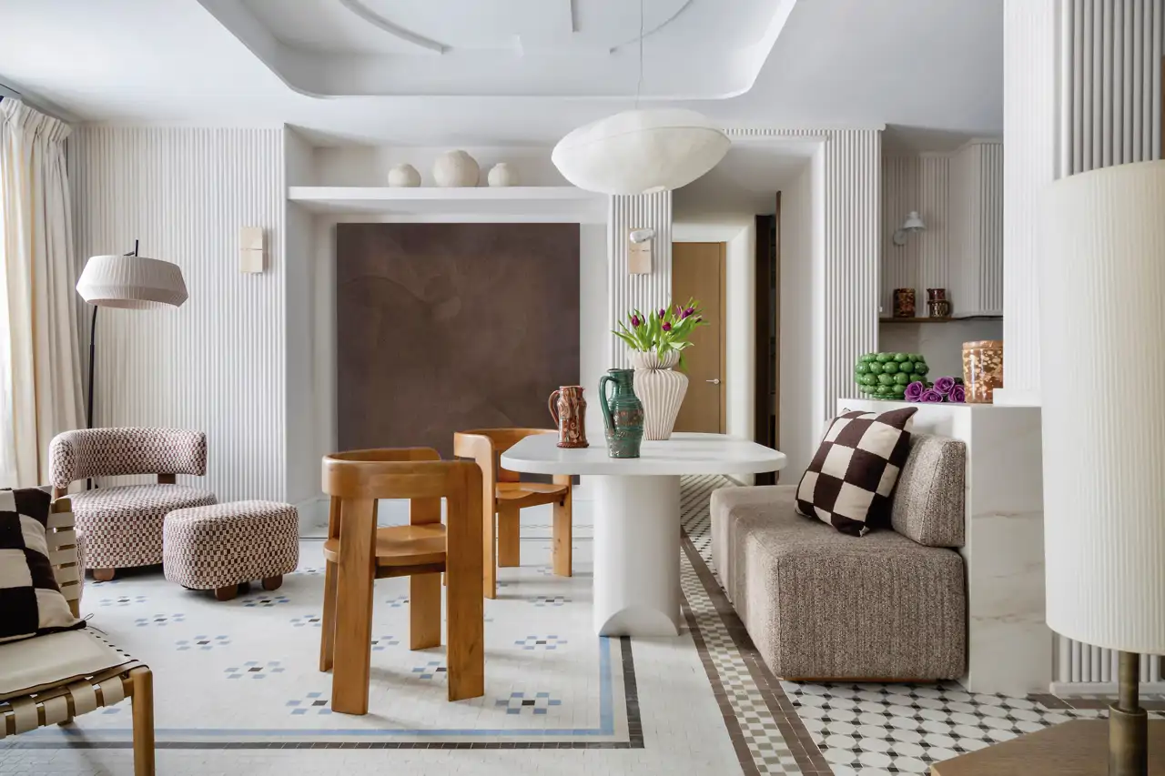 Salón con muebles de estilo bold, comedor y cocina abierta