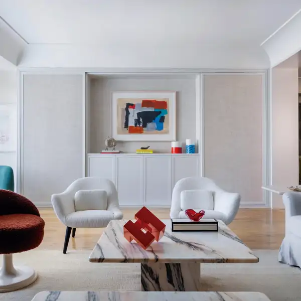 Entramos en casa de la interiorista Almudena Rebuelta Domecq: espacios modernos, con arte y color sobre un lienzo blanco