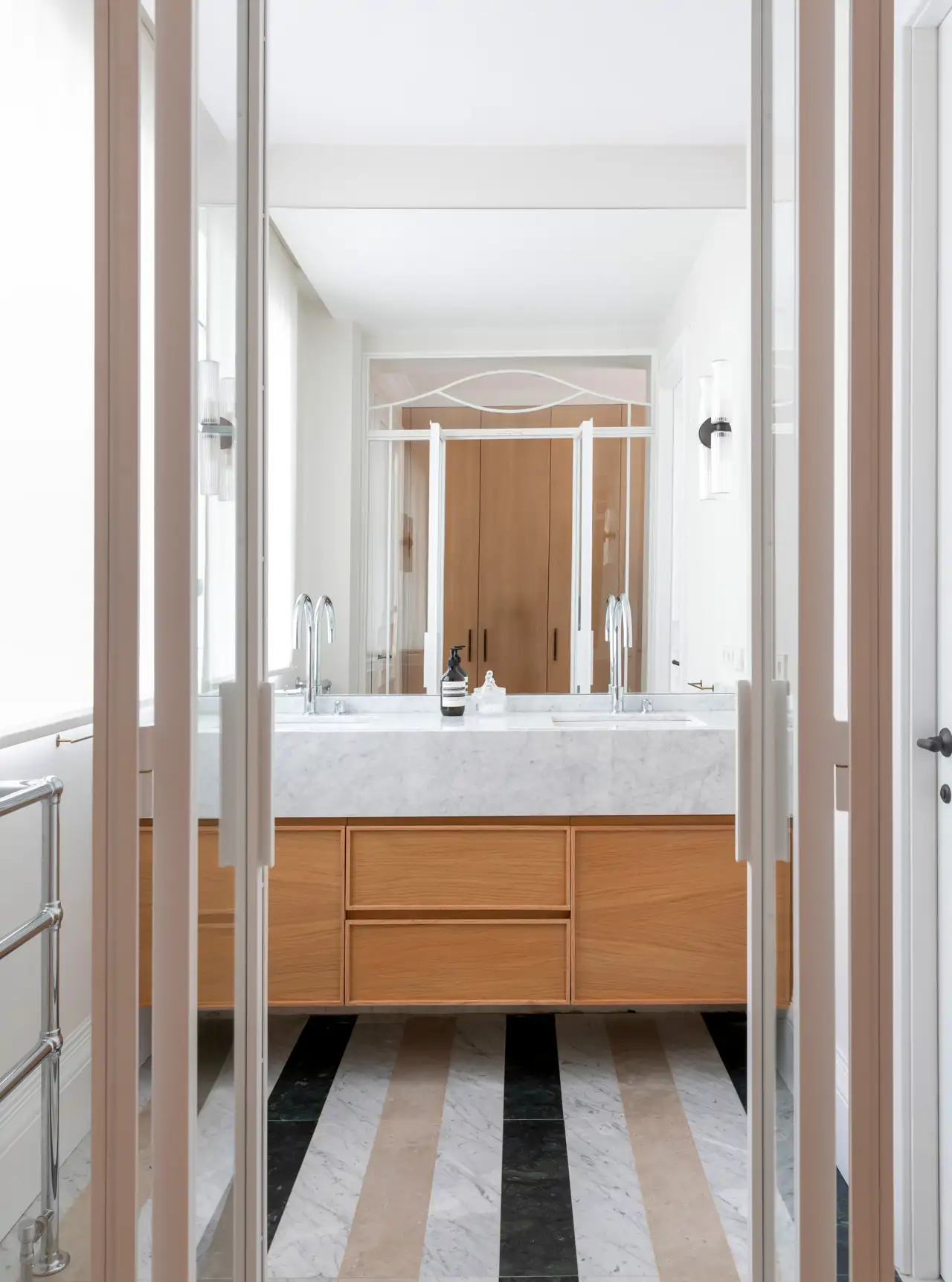 baño con doble lavabo marmol y madera