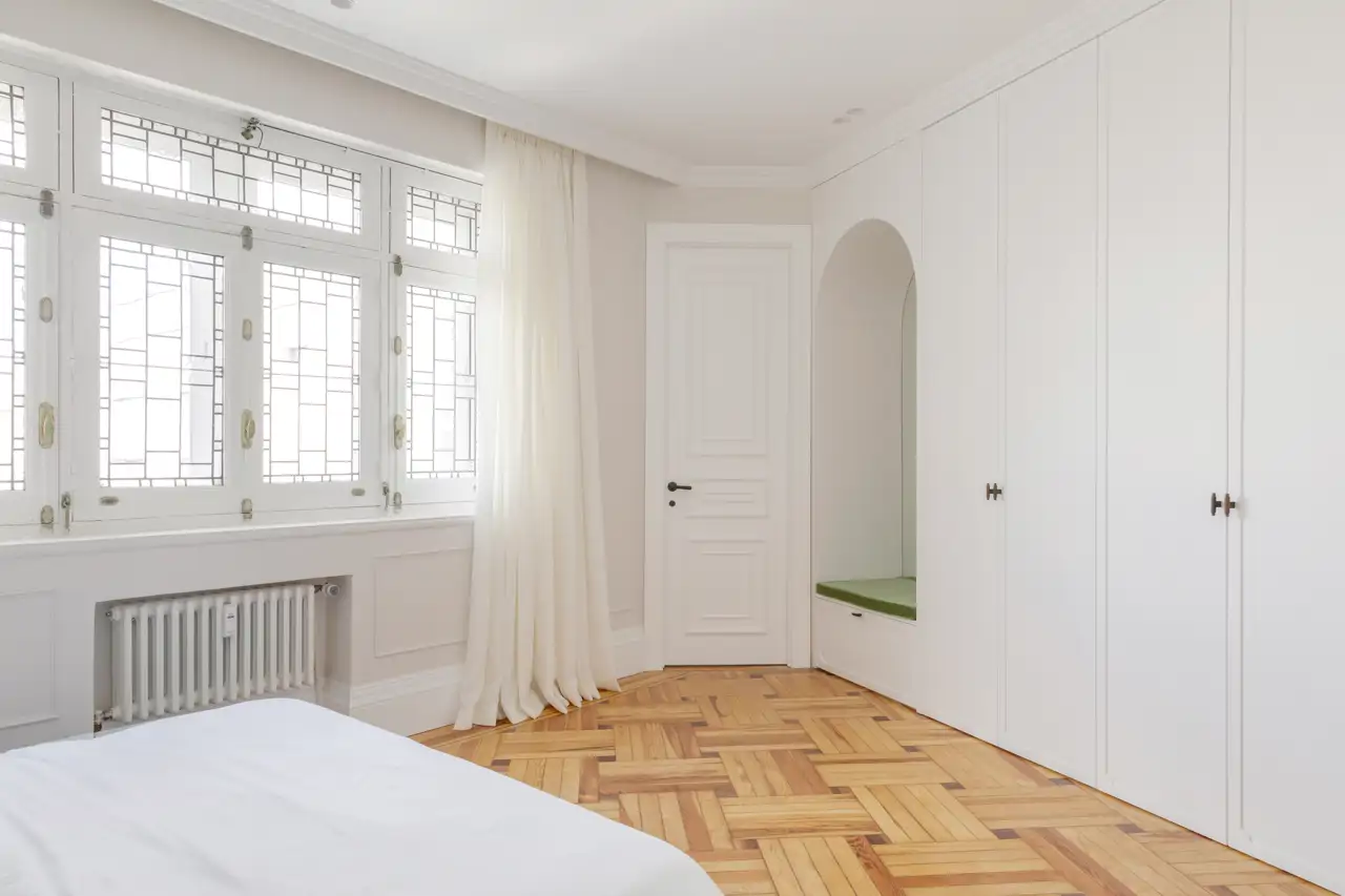 dormitorio blanco armario y detalle banco