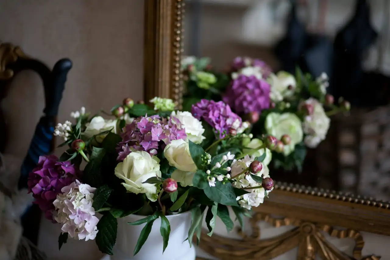Hortensias en un jarrón con otras flores