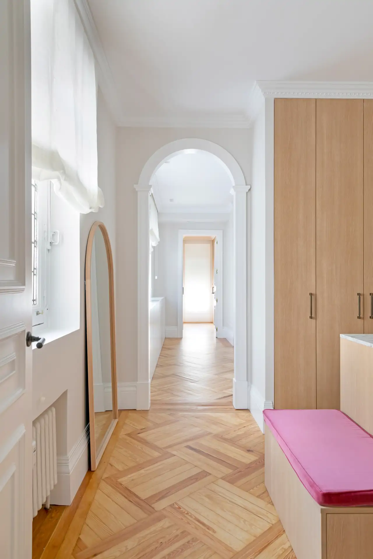 pasillo arcos en madera y blanco