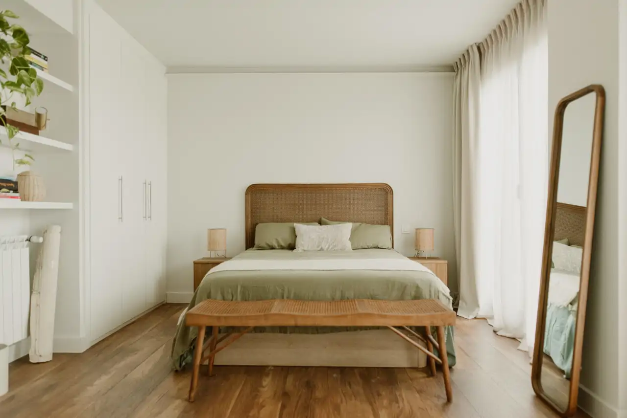 A la hora de elegir las cortinas, en Estudio Crearte se decantan por tejidos naturales y colores claros