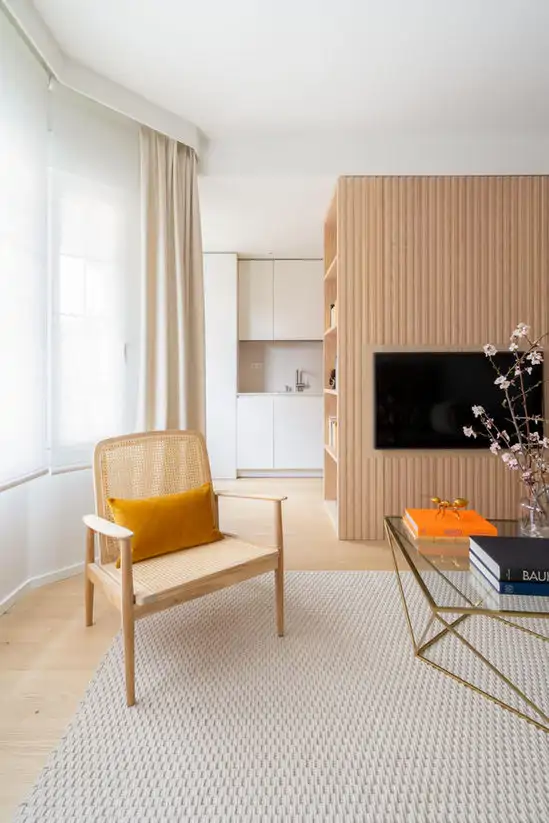 Salón con palillería de madera en la pared de la televisión y combinación de cortinas y estores