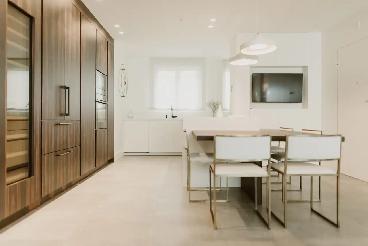 Tonos claros y materiales nobles definen la cocina de este piso completamente renovado por Estudio Crearte en 2022
