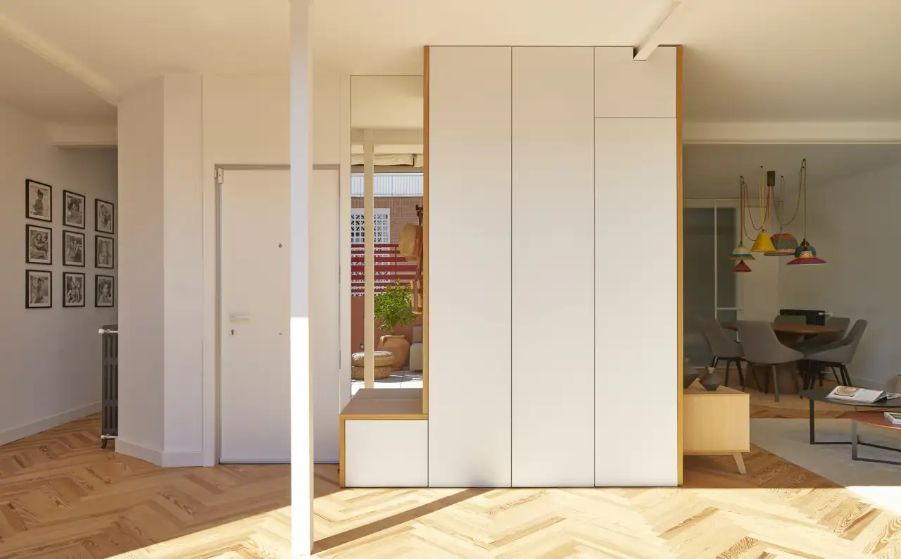 El acceso a la vivienda es directo al recibidor, abierto a la zona de día y frente a la amplia terraza.