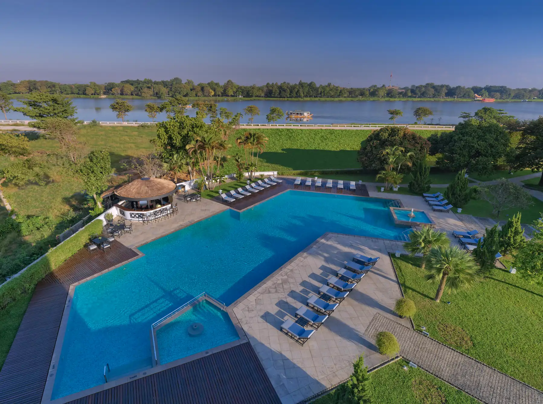 La piscina de Azerai La Residence, un oasis de paz.