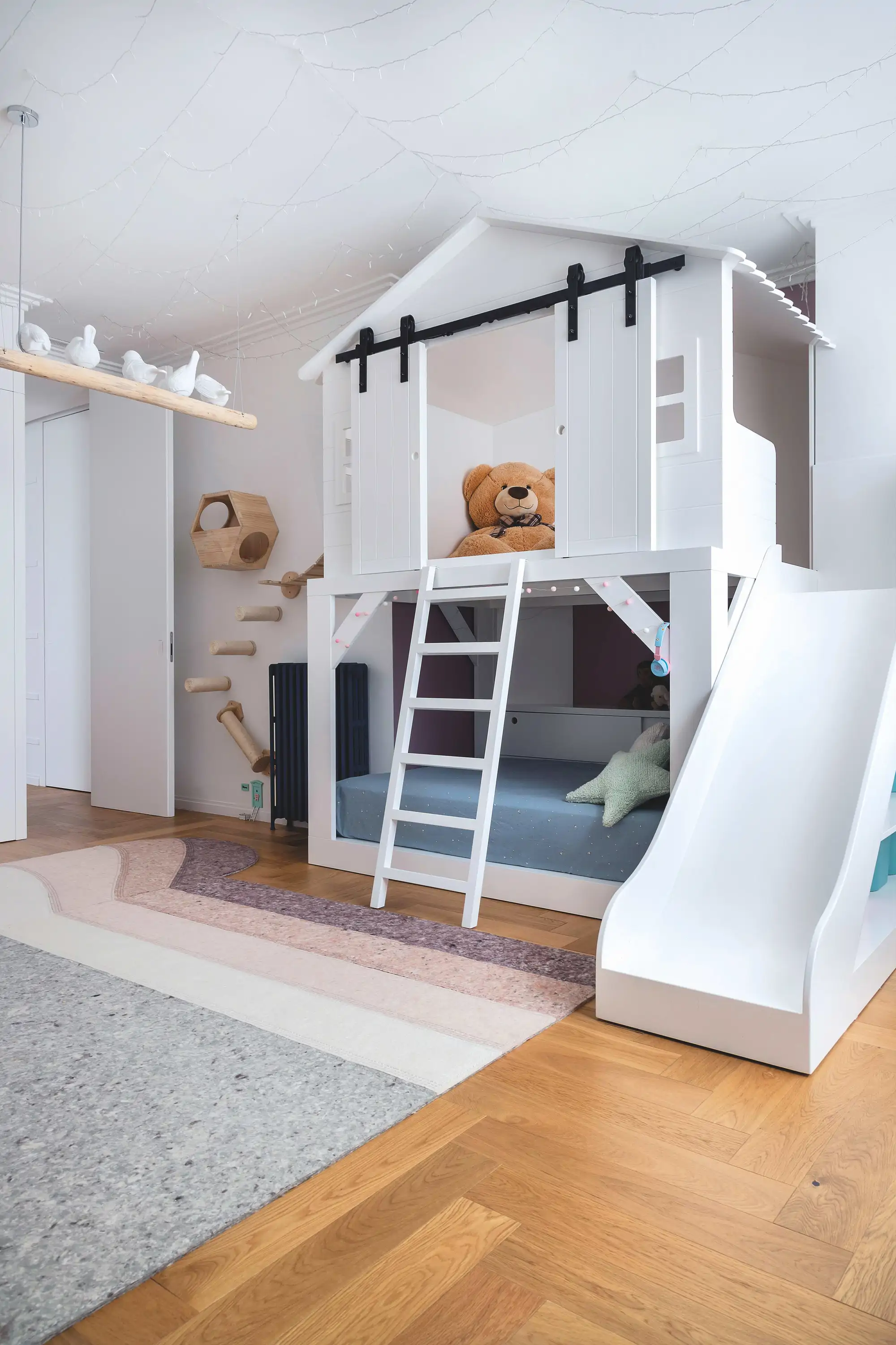 Cama y casita de juegos