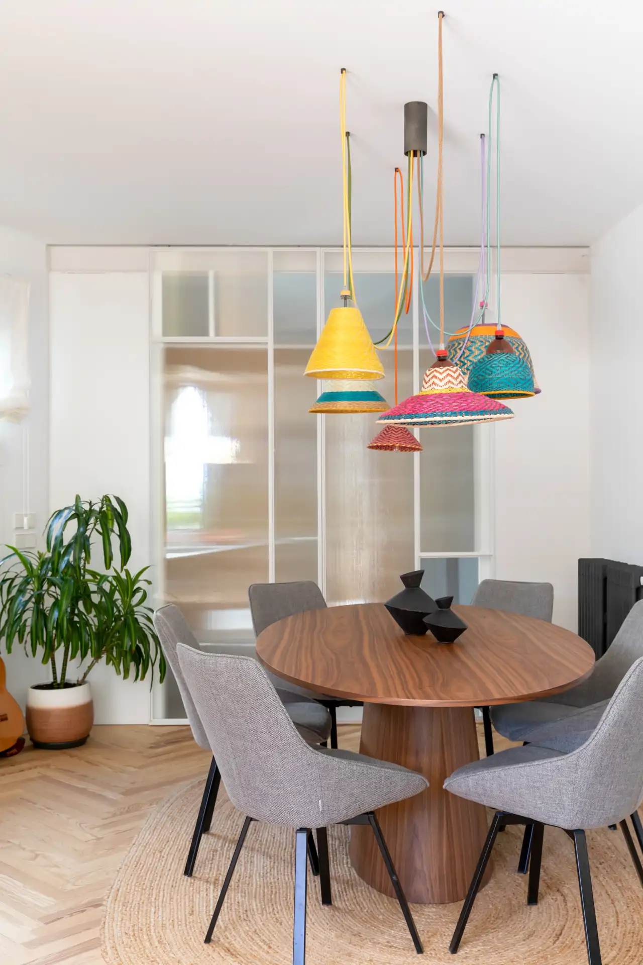 comedor con lámpara de colores