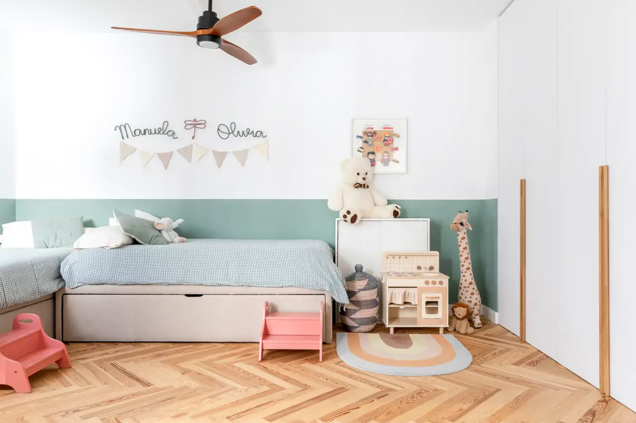 dormitorio infantil dos camas en L