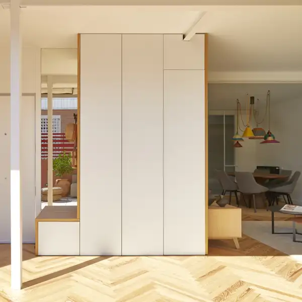 Una familia con dos niñas, propietarios de este ático con terraza, antes oscuro y mal distribuido, dicen que es como vivir en un chalet en el centro de Madrid