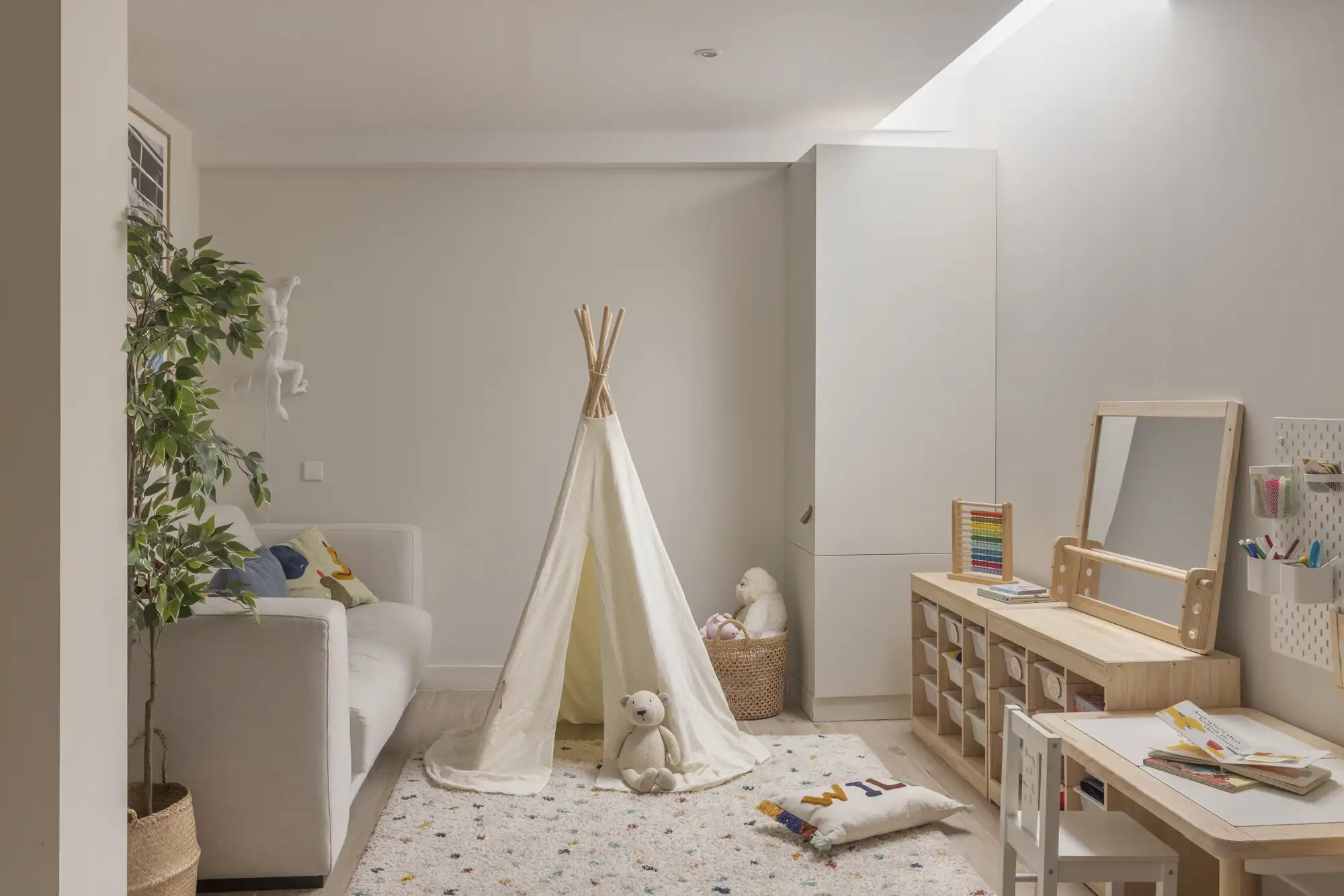 Un cuarto de juegos infantil en el sótano con luz natural