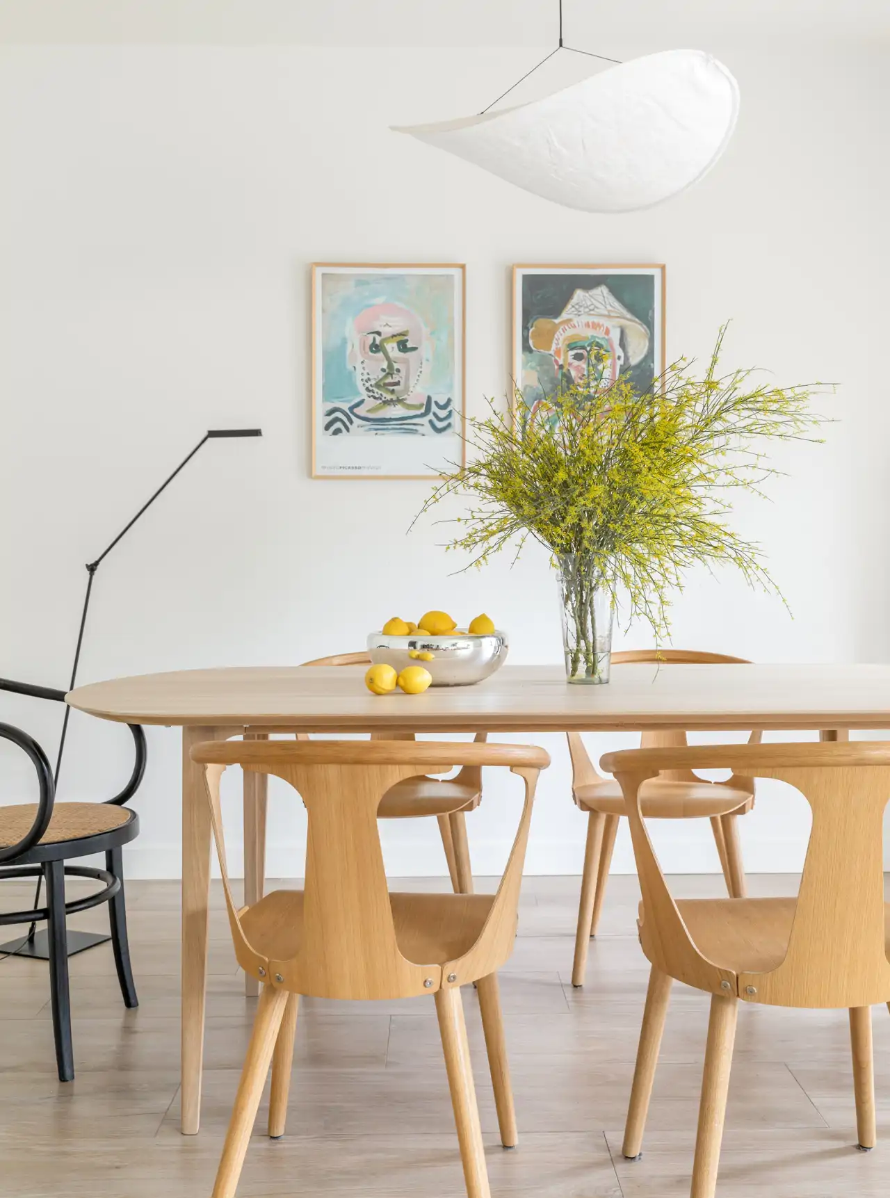 comedor con mobiliario madera y cuadros