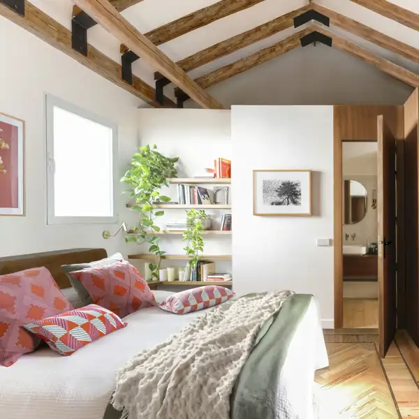 Dormitorio blanco y madera